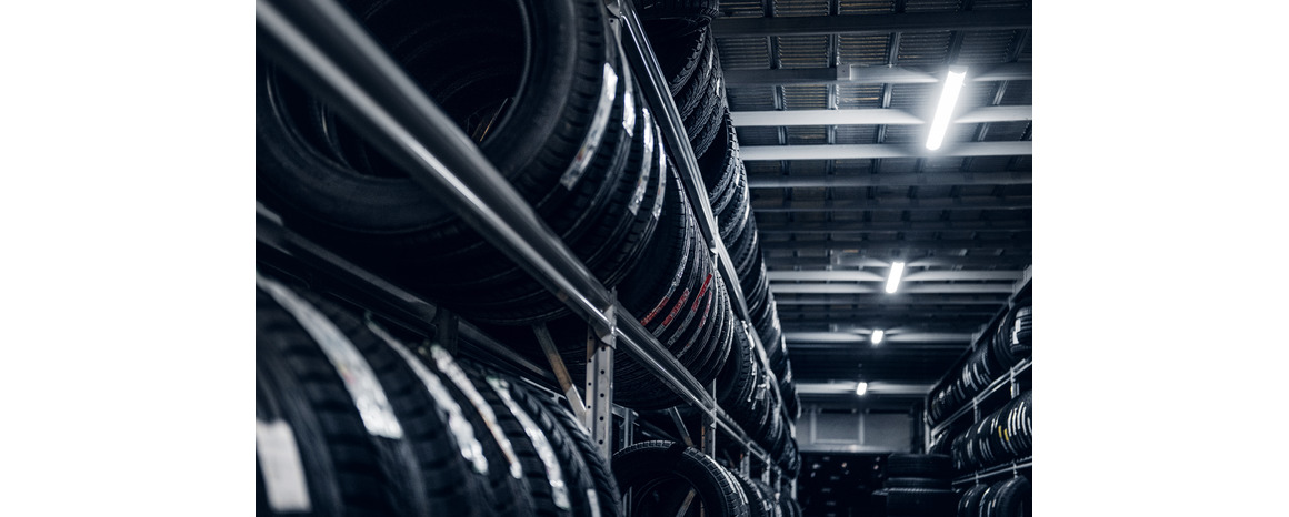 dark-storage-full-big-variety-new-tyres-busy-warehouse (1)